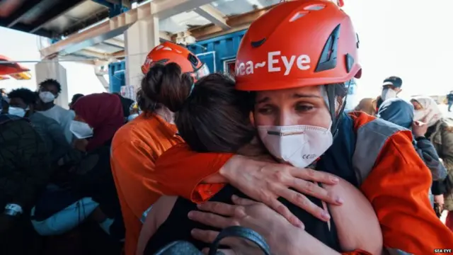 ඉතාලියට ලඟාවීමෙන් අනතුරුව සංක්‍රමණිකයන්ට සමුදෙන සාරා චින්චුරවා