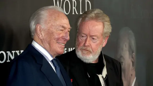 Christopher Plummer (izq.) y Ridley Scott