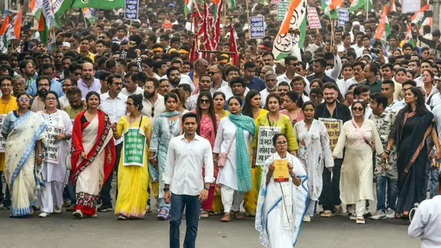 कोलकाता में एसआईआर के विरोध में रैली का नेतृत्व करतीं पश्चिम बंगाल की मुख्यमंत्री ममता बनर्जी