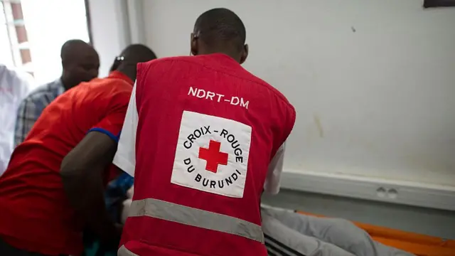 Umukozi wa Croix Rouge ariko arafasha kuvura umuntu i Bujumbura mu 2015