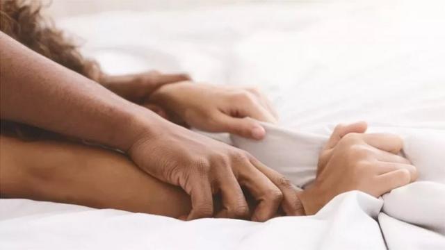 Braços entrelaçadosmega sena quinta feirauma cama