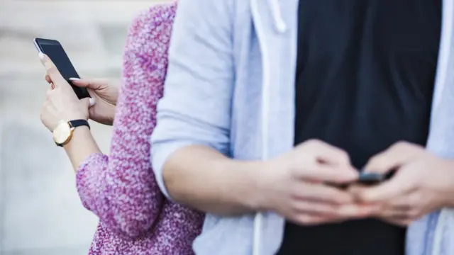 Люди посылаюти сообщения с мобильных телефонов