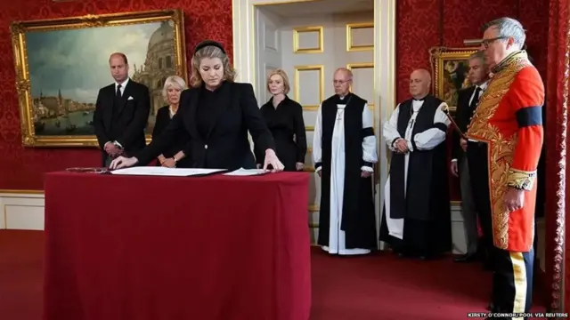 राज्याभिषेक की घोषणा पर हस्ताक्षर