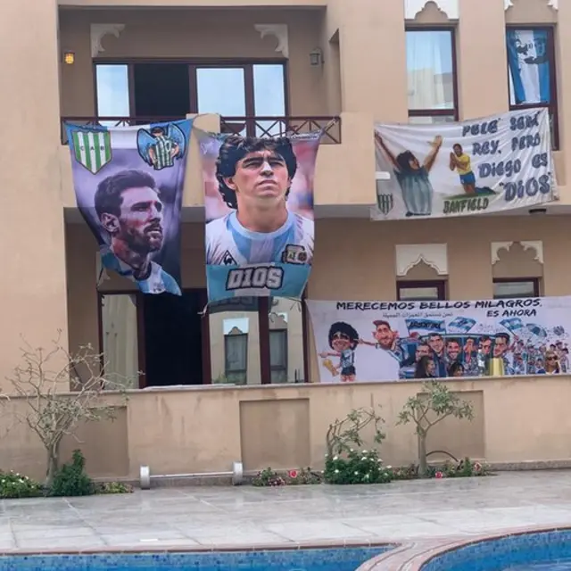 Casa com dois andares repletajogo da maquininha caça níquelcartazes pendurados homenageando Messi e Maradona