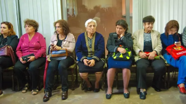 родители и бабушки ждут детей с игры