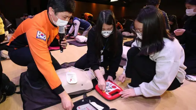 10일 오후 서울 성북구 한성대학교 낙산관 대강당에서 교직원과 학생들이 구급대원으로부터 심폐소생술(CPR)과 자동제세동기(AED) 교육을 받고 있다