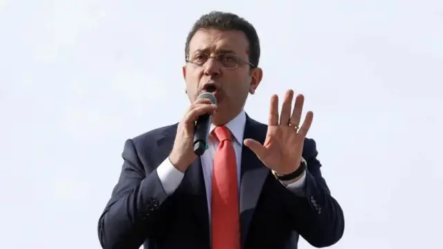 Екрем Імамоглу звертається до своїх прихильників у Стамбулі, січень 2025 року