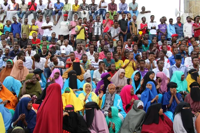 17 kooxood oo ka ka kooban 392 ciyaartooy ayaa ka qaybgalay ciyaaraha