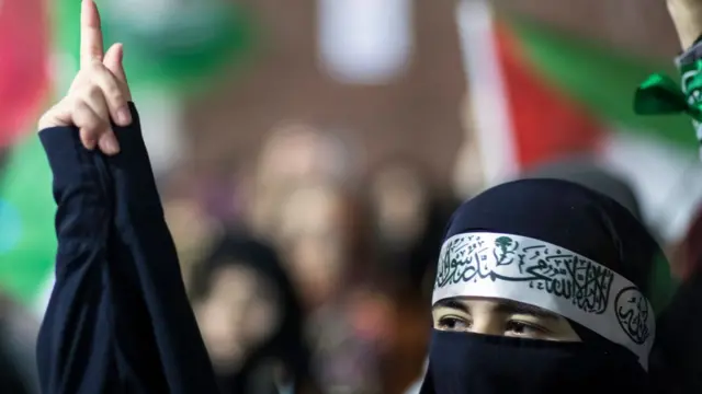 اس فیصلے کے خلاف دنیا کے مختلف شہروں میں مظاہرے کیے گئے۔