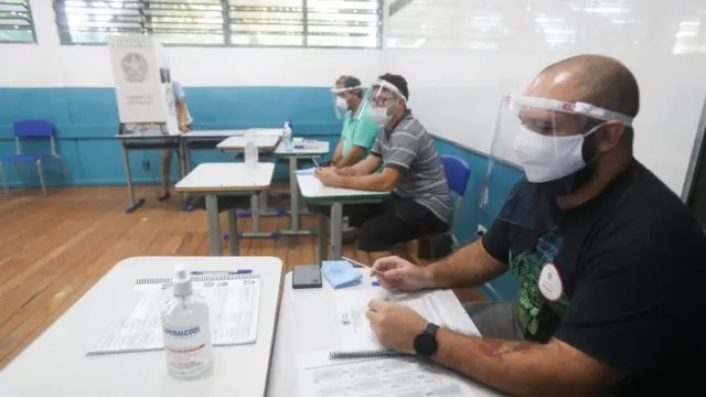 Mesário durante eleição municipal