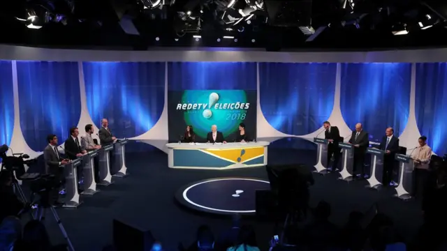 Candidatos durante debatejogos de centavos na betanoagosto