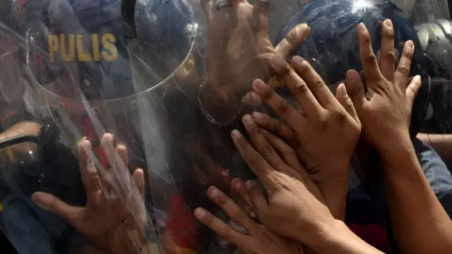 ম্যানিলার রাস্তায় জনতার বিপ্লবের ৩০তম বার্ষিকীতে পুলিশের সাথে জনতার ধস্তাধ্বস্তি - ফেব্রুয়ারি ২০১৬