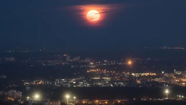 Foto de la superluna en el cielo de Berlín.