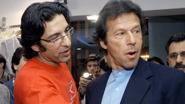 সুইং বোলিংয়ের দুই সম্রাট - ওয়াসিম আকরাম এবং ইমরান খান। মনে করা হয়, সুইং বোলাররা বলে আঁচড় দেওয়া শুরু করেছিলেন।