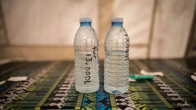 Uzorci vode na stolu Crvenog krsta.