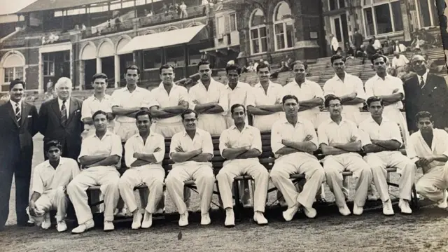 લૉર્ડ્સ ક્રિકેટ ગ્રાઉન્ડ ખાતે પિતા કૅપ્ટન ફતેહસિંહ રાવ ગાયકવાડ મેનેજર