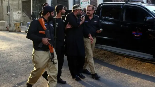 پلیس روز ۳۰ ژانویه طرفداران عمران خان را بعد از تجمع در مقابل دادگاه عالی کراچی بازداشت کرد