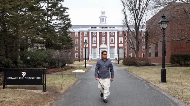 கிராமங்களை தத்தெடுக்கும் கமல் - ஹார்வர்டில் எடப்பாடி அரசு மீது கடும் விமர்சனம்