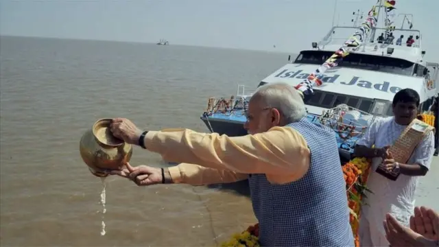 નરેન્દ્ર મોદીએ ઘોઘા-દહેજ રો-રો (રોલ ઓન-રોલ આઉટ) ફેરી સેવાઓનું ઉદ્ઘાટન કર્યું હતું