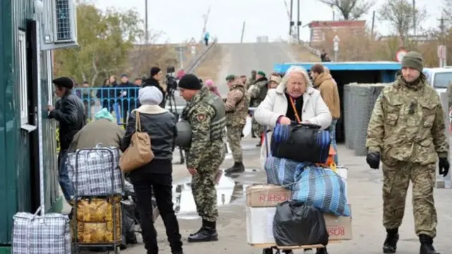 На пунктах пропуска люди больше всего жалуются на очереди