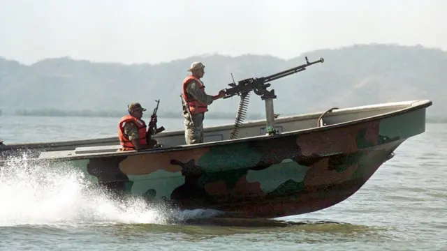 Una lancha de la marina nicaragüense patrulla el Golfo de Fonseca.