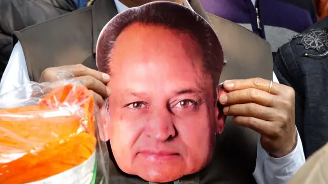 வெற்றி முகத்தில் காங்கிரஸ்: 5 மாநிலங்களில் வெற்றி கொண்டாட்டங்கள்