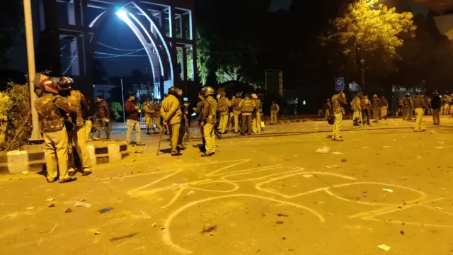 જામિયાના ગેટની બહાર પ્રદર્શનકારીઓએ લખ્યું નો સીએબી નો એનઆરસી