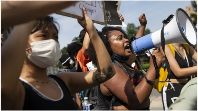 ኣብ ጥቓ ቤተ ምንግስቲ ኣመሪካ