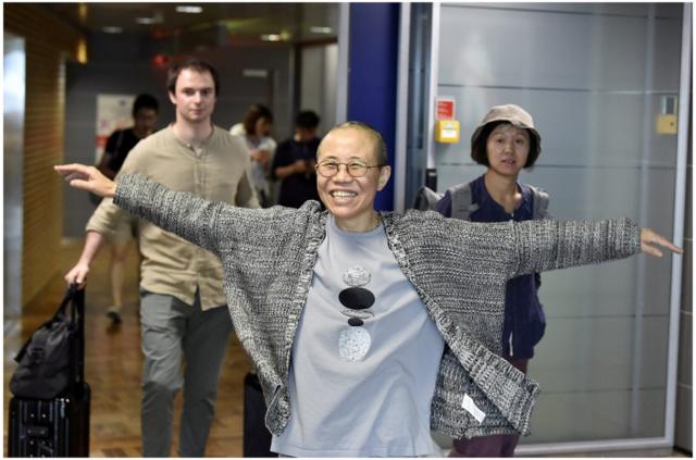 在从北京抵达芬兰赫尔辛基机场等待转机时，刘霞满张开双臂走向接机的人，神色愉悦。
