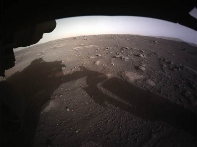 Foto colorida de Marte enviada pelo robô Perseverance