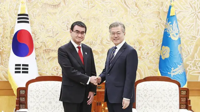 문재인 대통령이 11일 오후 청와대에서 고노 다로 일본 외무상을 만나 악수를 하고 있다