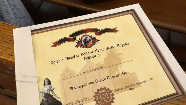 certificado que entregó el cura a la quinceañera