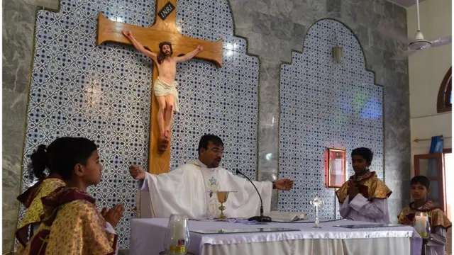 ชาวคริสเตียนปากีสถานเข้าร่วมพิธีศาสนาคริสต์ที่โบสถ์