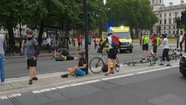 Abagenda ku magare bagaragaye bicaye hasi nyuma yo kugongwa