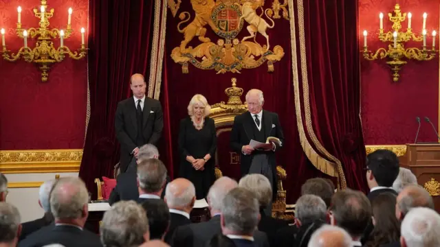 Rei Charles 3º e Camilla, rainha consorte, e o príncipe William, o novo príncipe de Gales.