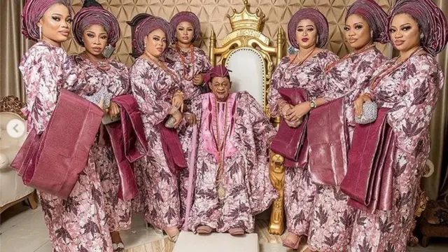Alaafin joku laarin awọ̀n olori rẹ meje