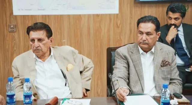 مسلم لیگ ن کے رہنما طارق فاروق اور سابق وزیر اعظم راجہ فاروق حیدر