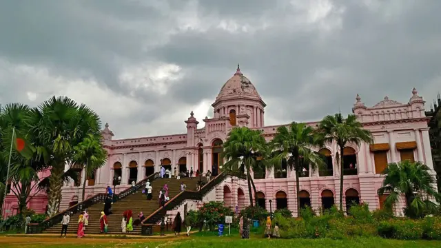 قصر صورتی‌رنگ «احسان منزل» در کنار رودخانه که متعلق به نواب بود، اکنون موزه دولتی است
