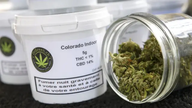 গাঁজা বৈধ করা হবে কিনা তা নিয়ে প্রায় ২৫ বছর ধরে বিতর্ক চলছে সুইজারল্যান্ডে