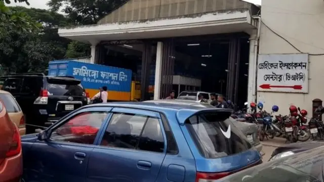 বিআরটিএর মিরপুর কার্যালয়ের ভেতরে প্রতিটি বুথেই ভিড়