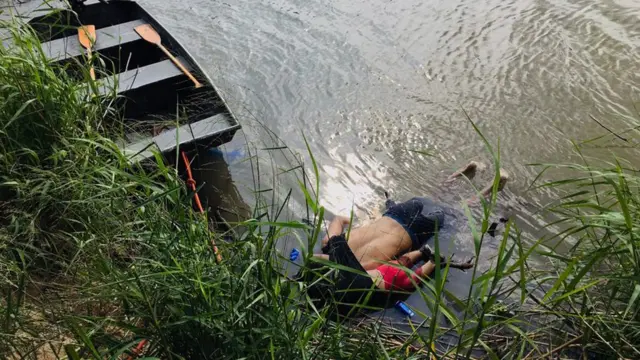 El Salvadorlu baba Oscar Alberto Martinez ve 2 yaşındaki kızı Valeria'nın Rio Grande Nehri'ndeki cansız bedenleri