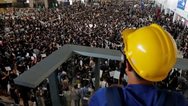 Hong Kong Uluslararası Havalimanı'ndaki göstericiler