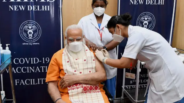 મોદી રસી લઈ રહ્યા છે આ તસવીરમાં