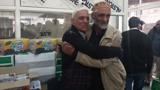 ২০১৯-র মে মাসে শ্রীনগরে ফিরে এসে আঠাশ বছর পর নিজের দোকান চালু করেন রোশনলাল মেওয়া