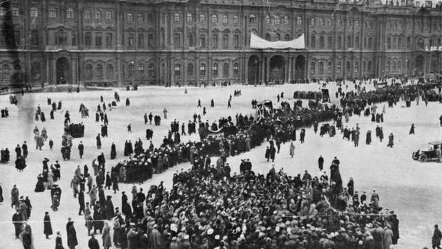 Митинг перед Зимним дворцом в Петрограде (март 1917 года)