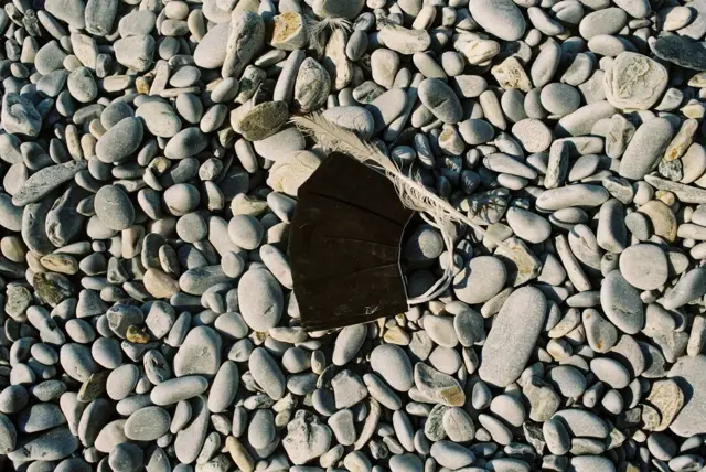 Maske se prisutne, makar ovako - bačene među kamenčiće na plaže