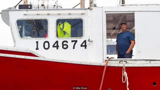 Un hombre en un barco pesquero de langostas Foto: Mike Rossi