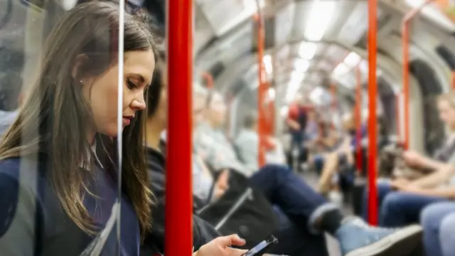 Mulher no metrô de Londres