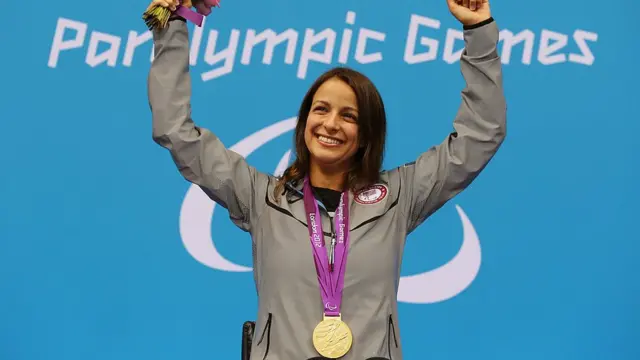 Victoria Arlen comemora medalhawixstars bonusouro nos Jogos Paralímpicos Londres 2012