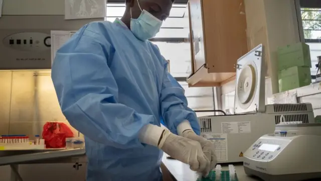 Umukozi w'ikigo gipima indwa z'ibyorezo mu Rwanda